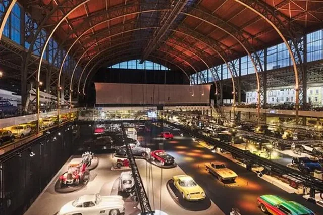 Interior del Museo Autoworld de Bruselas, con la colección de autos bajo la nave de hierro y vidrio