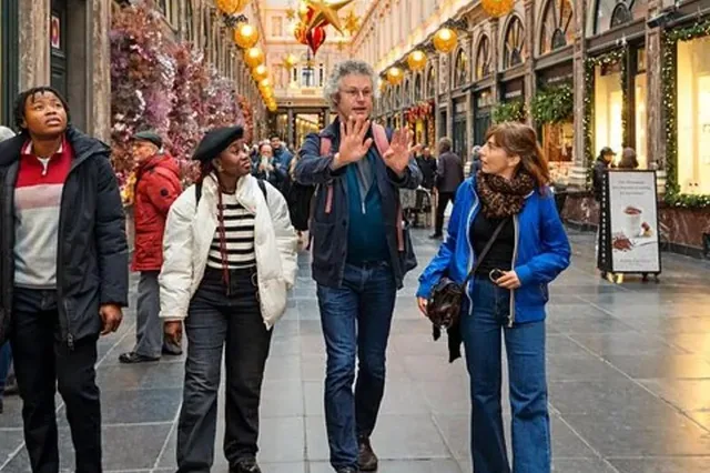Grupo con guía recorriendo las Galerías Saint-Hubert en un tour gastronómico por Bruselas