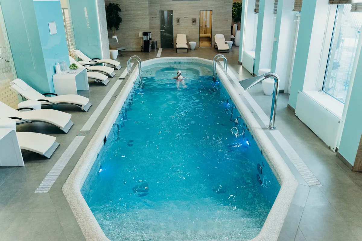 Piscina cubierta con reposeras alrededor